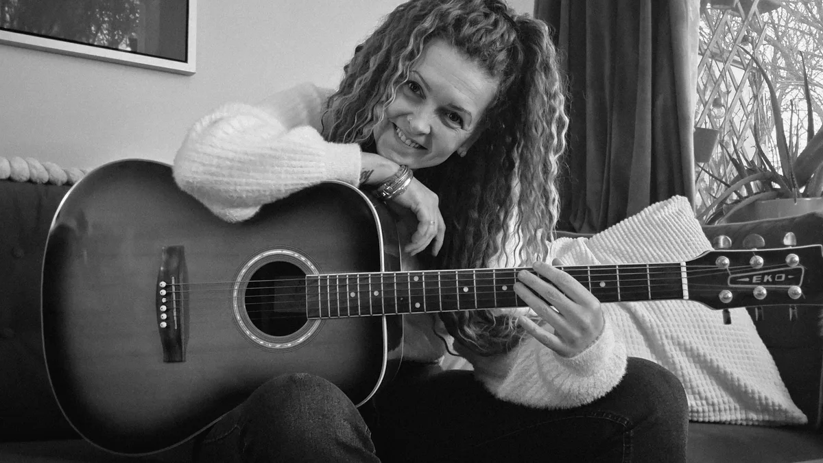 Lady Lee met gitaar