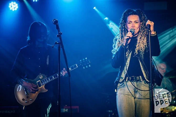 Lady Lee live op het podium — foto De Peppel